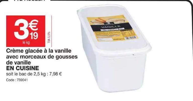 crème glacée à la vanille avec morceaux de gousses de vanille en cuisine