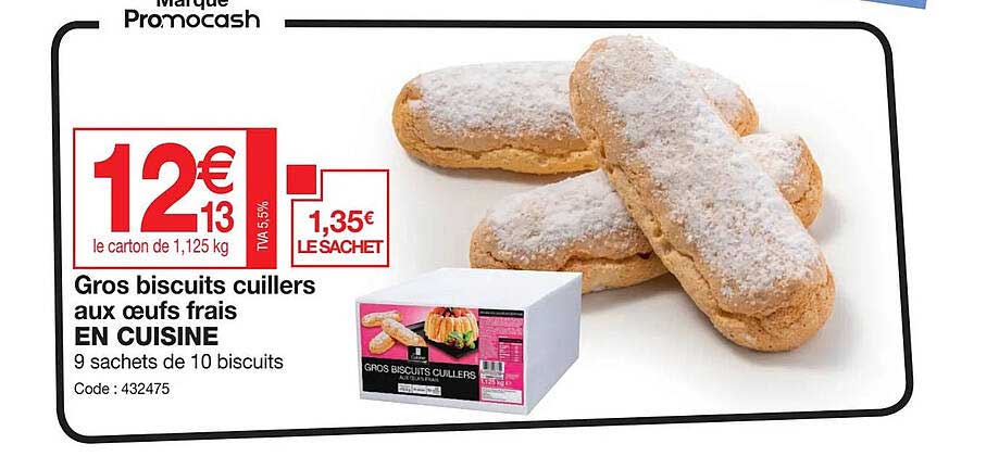 gros biscuits cuillers aux oeufs frais en cuisine