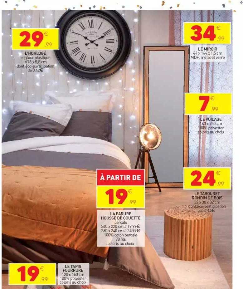 l'horloge, le tapis fourrure, la parure housse de couette, le miroir, le voilage, le tabouret rondin de bois