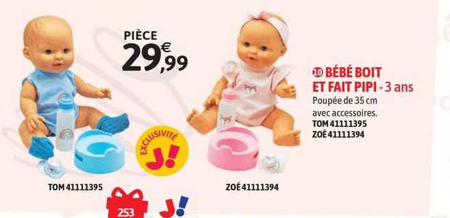 bébé boit et fait pipi