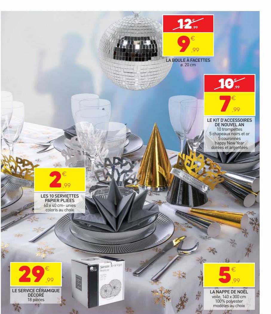 le service céramique décoré, les 10 serviettes papier pliées, la nappe de noël, le kit d'accessoires de nouvel an, la boule à facettes