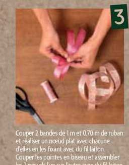 couper 2 bandes de 1 m et 0,70 m de ruban et réaliser un nœud plat avec chacune d'elles en les fixant avec du fil laiton