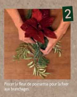 pincer la fleur de poinsettia pour la fixer aux branchages