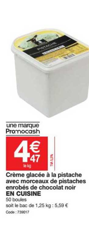 Crème Glacée à La Pistache Avec Morceaux De Pistaches Enrobés De Chocolat Noir En Cuisine