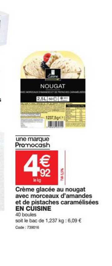 crème glacée au nougat avec morceaux d'amandes et de pistaches caramélisées en cuisine