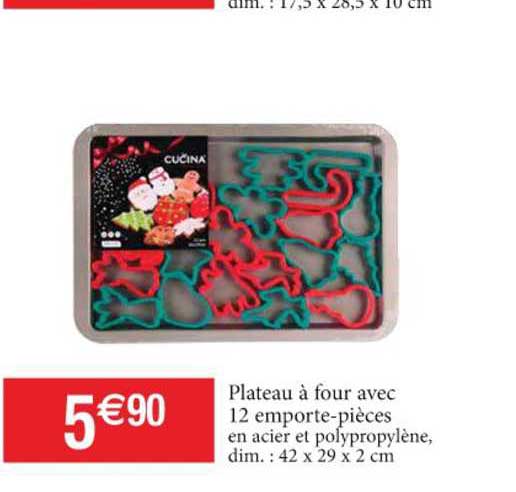 plateau à four avec 12 emporte-pièces