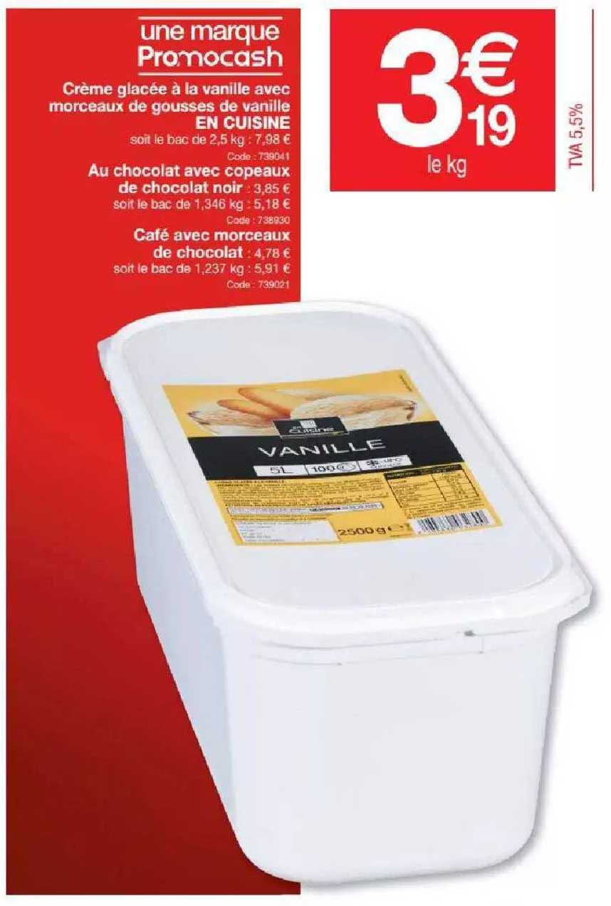 crème glacée à la vanille avec morceaux de gousses de vanille en cuisine