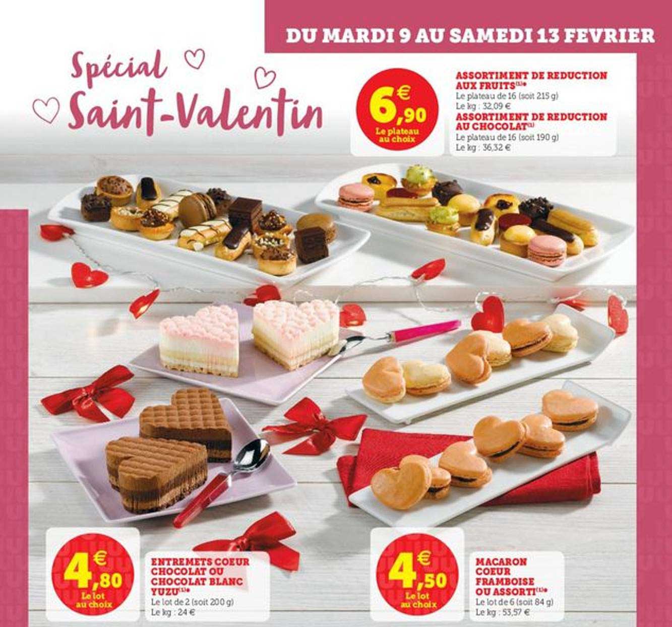 assortiment de reduction aux fruits, entremets cœur chocolat ou chocolat blanc yuzu, macaron cœur framboise ou assorti