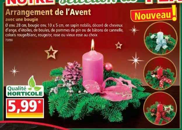 arrangement de l'avent avec une bougie