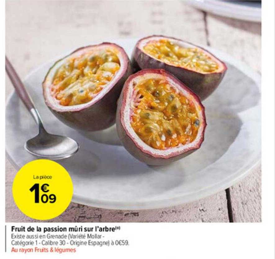 fruit de la passion mûri sur l'arbre