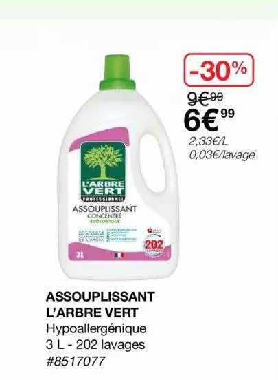 assouplissant l'arbre vert
