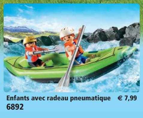 enfants avec radeau pneumatique