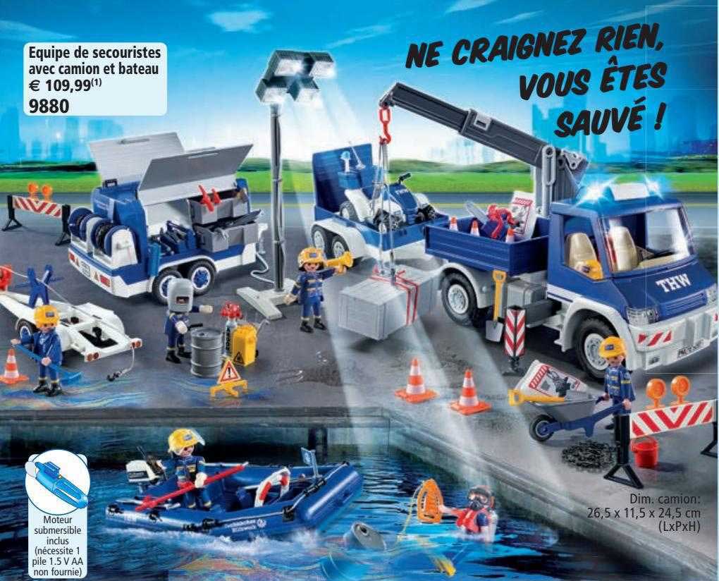 équipe de secouristes avec camion et bateau