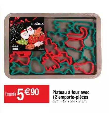 plateau à four avec 12 emporte-pièces