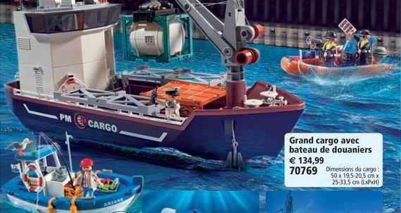 grand cargo avec bateau de douaniers