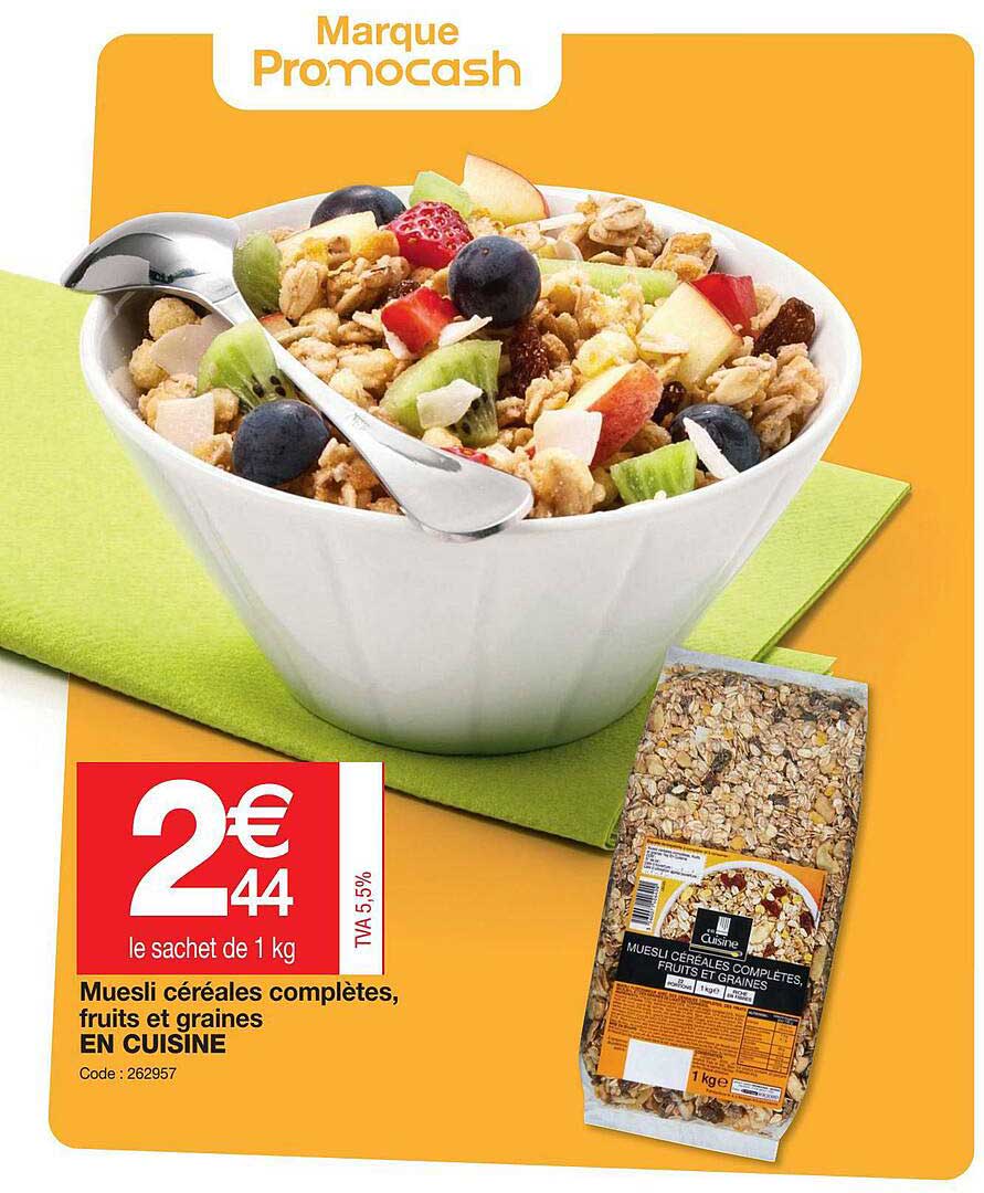 muesli céréales complètes, fruit et graines en cuisine