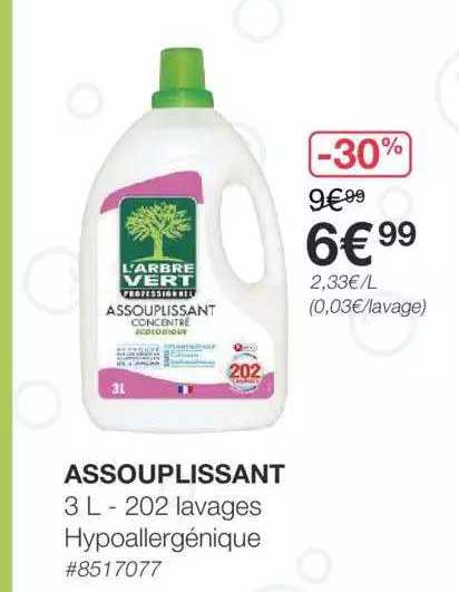 assouplissant l'arbre vert