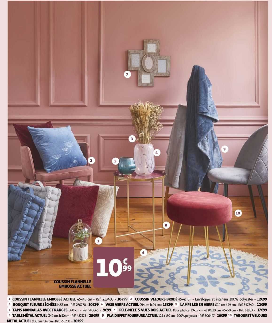 coussin flanelle embossé actuel, coussin velours brodé, bouquet fleurs séchées, vase verre actuel, lampe led en verre, tapis mandalas avec franges, pêle-mêle 5 vues bois actuel, table métal actuel