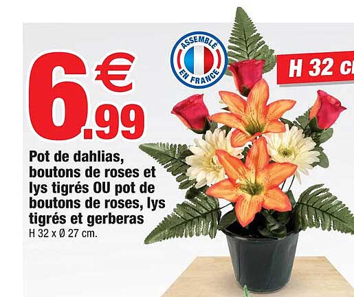 pot de dahlias, boutons de roses et lys tigrés ou pot de boutons de roses, lys tigrés et gerberas