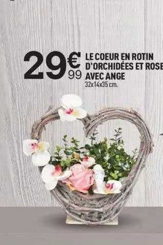 le cœur en rotin d'orchidées et roses avec ange