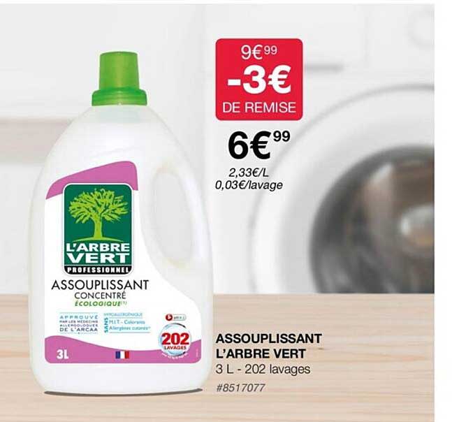 assouplissant l'arbre vert