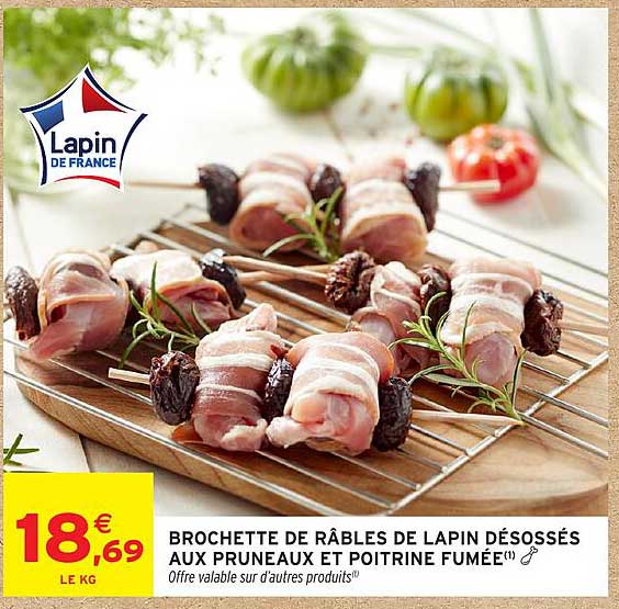 Brochette de râbles de lapin désossés aux pruneaux et poitrine fumée
