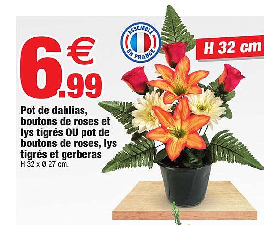pot de dahlias, boutons de roses et lys tigrés ou pot de boutons de roses, lys tigrés et gerberas