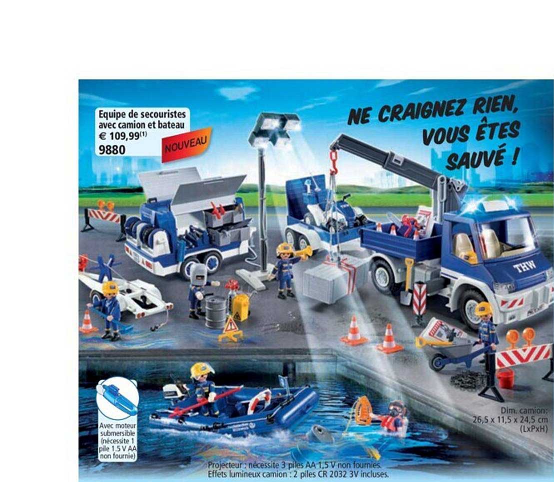 équipe de secouristes avec camion et bateau