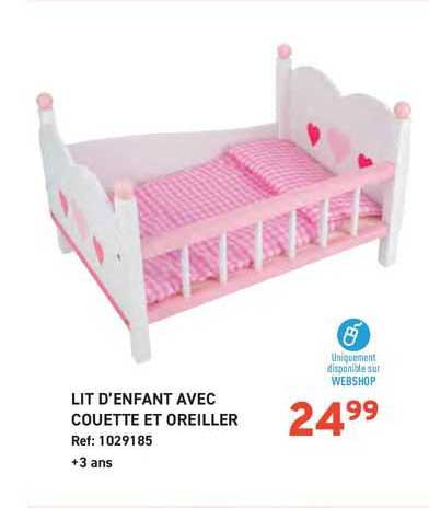 lit d'enfant avec couette et oreiller