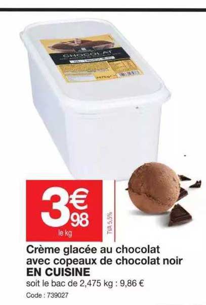 Crème Glacée Au Chocolat Avec Copeaux De Chocolat Noir En Cuisine
