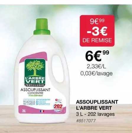 assouplissant l'arbre vert