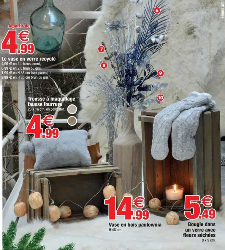 le vase en verre recyclé, trousse à maquillage fausse fourrure, vase en bois paulownia, bougie dans un verre avec fleurs séchées