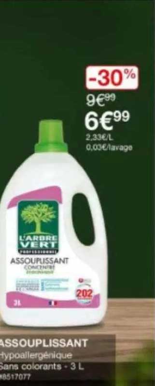 assouplissant l'arbre vert