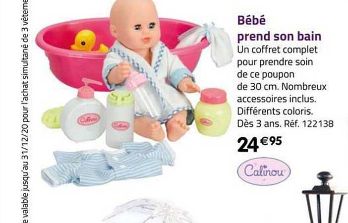 bébé prend son bain