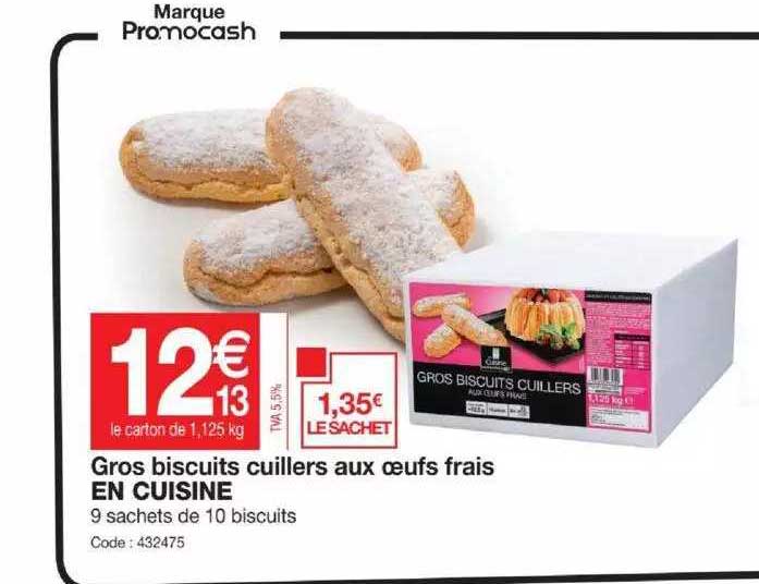 gros biscuits cuillers aux oeufs frais en cuisine