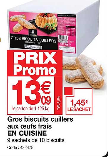 gros biscuits cuillers aux œufs frais en cuisine