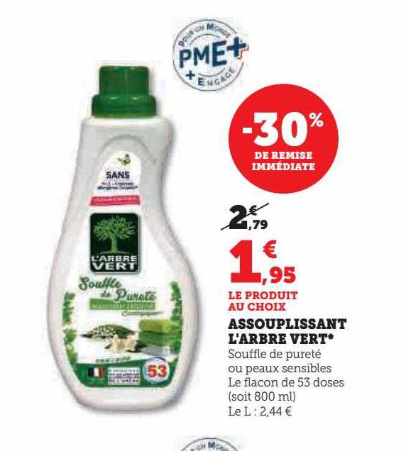 assouplissant l'arbre vert