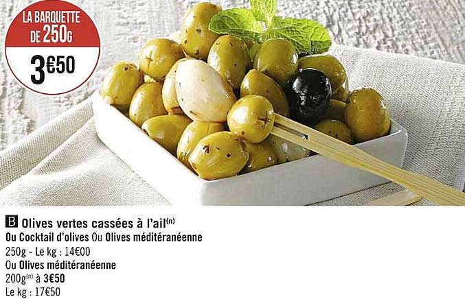 olives vertes cassées à l'ail ou cocktail d'olives ou olives méditerranéenne ou olives méditerranéenne