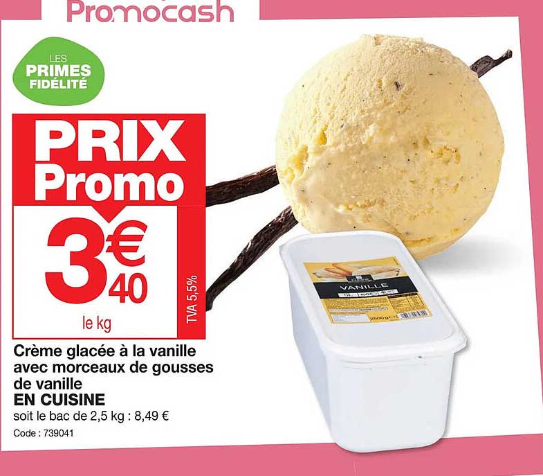 crème glacée à la vanille avec morceaux de gousses de vanille en cuisine